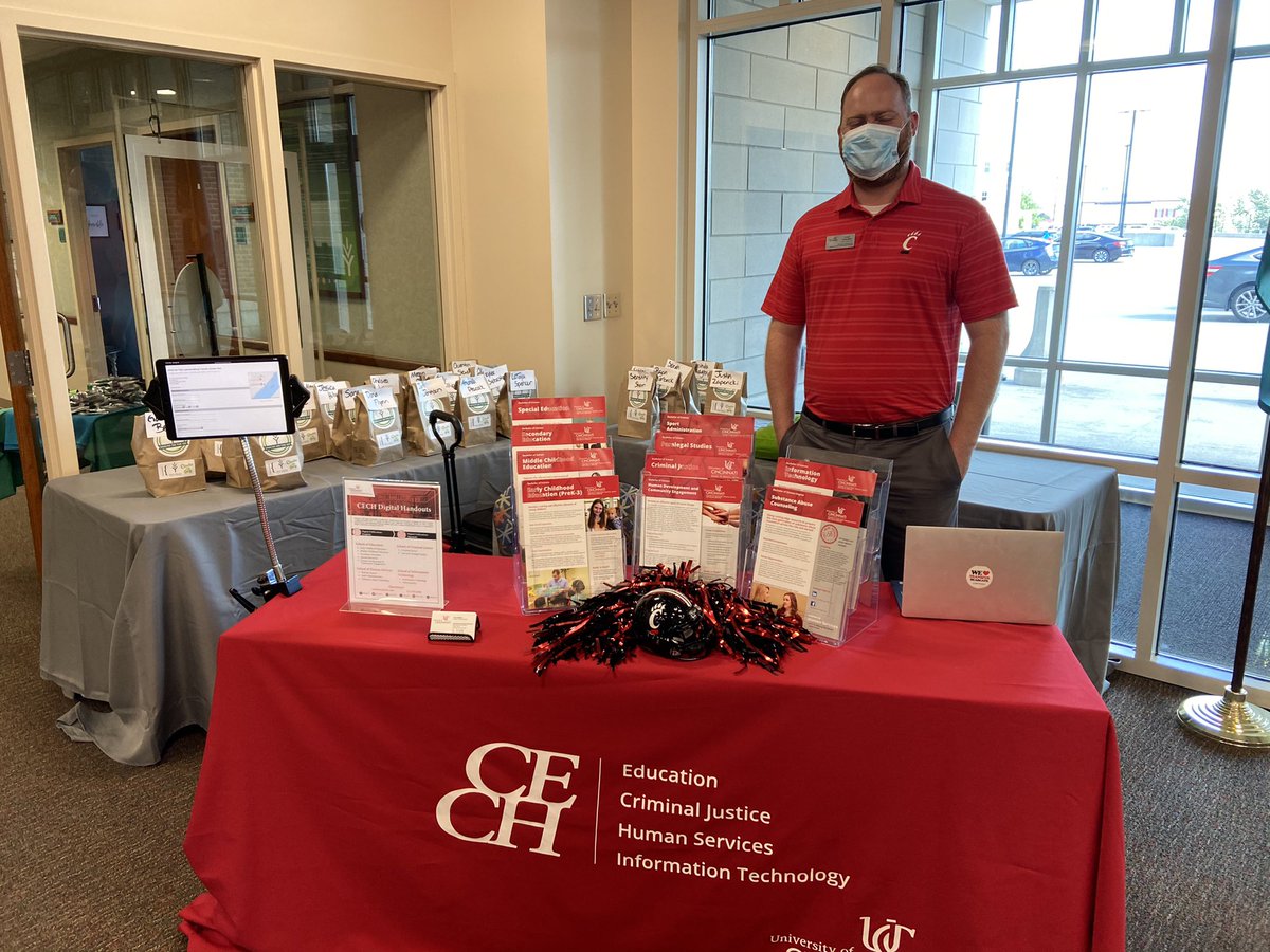 IvyLburgBville's tweet photo. Happy #TuesdayAtTheTech! Today we have @UC_CECH here on campus! Any student interested in transferring to UC for ⬇️
📍Education
📍Criminal Justice
📍Human Services
📍Information Technology
Come talk to Cole. He will be here until 1PM! #WeAreIvyTech https://t.co/mGWRQqR21s