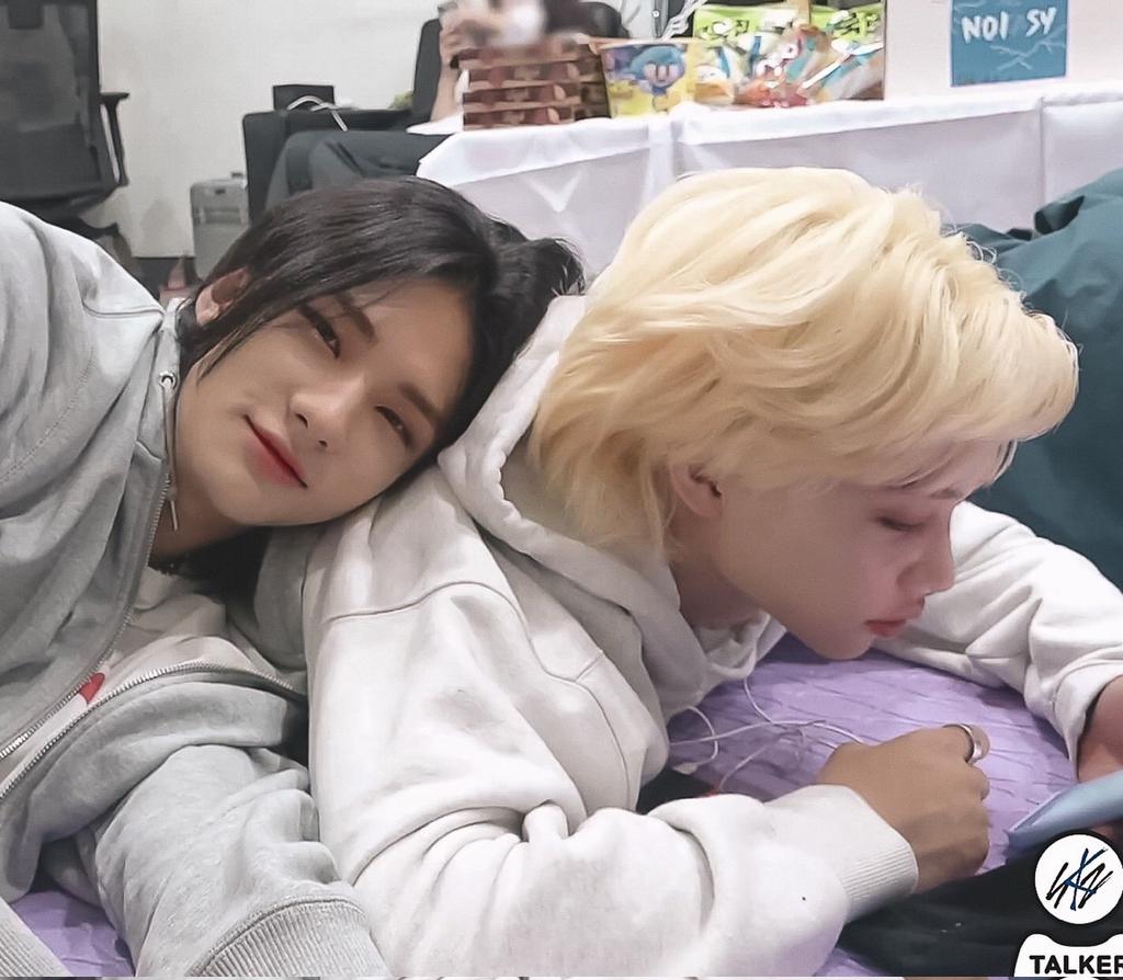 sofarhwng's tweet photo. "hyunjin fue la primera persona con la que hablé al llegar a la empresa, fue la primera persona que me hizo sentir cómodo" https://t.co/GfpqvuqpA4