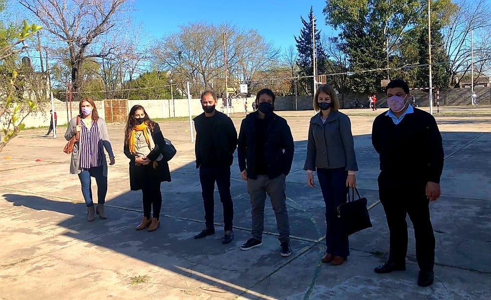 Leot14's tweet photo. #Hoy visitamos las Escuelas Secundarias Orientadas en Educación Física en el Distrito de 📍Ezeiza, #EES2 #EES12.
➡️Continuamos trabajando de manera colectiva junto a @SecundariaDGCYE, acompañando y fortaleciendo las ESOEF en la PBA♥.
@Kicillofok #AgustinaVila @ClaudiaBracchi1 https://t.co/CNotchJALM