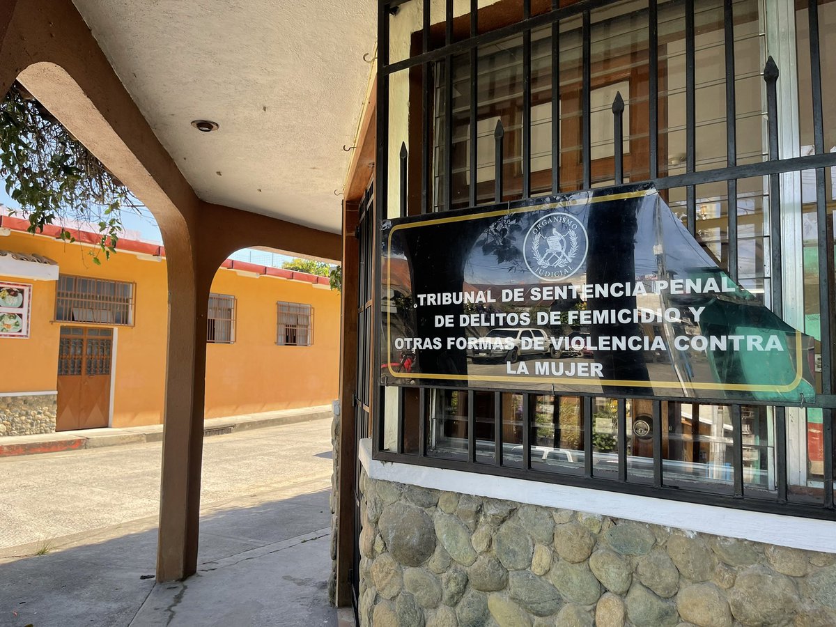 PiaLaPeriodista's tweet image. Hoy en Cobán se dictará sentencia en el caso contra “El Profe”, un maestro acusado de abusar de una niña de 12 años. Desde 2018 “Eliza” y su mamá han luchado por obtener justicia contra un agresor que goza de poder local por su posición en la dirección departamental de educación.