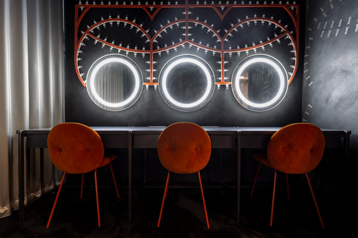 Uno dei camerini del #TeatroArcimboldiMilano, in occasione di "VIETATO L'INGRESSO", progetto curato da  #GiuliaPellegrino, è stato allestito dallo studio d'architettura <a href="/ParkAssociati/">Park Associati</a> ed impreziosito con gli specchi di #Tonellidesign.