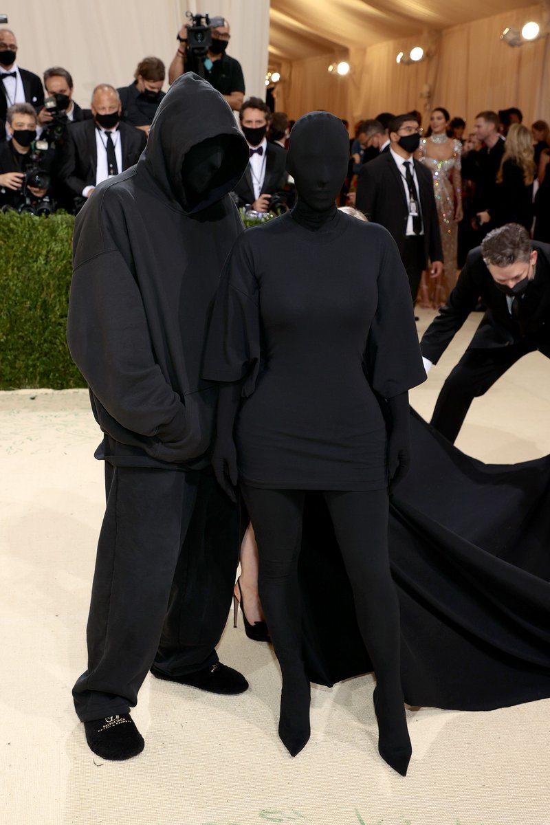 Kim Kardashian en la #MetGala2021 con un modelo diseñado por #balenciaga