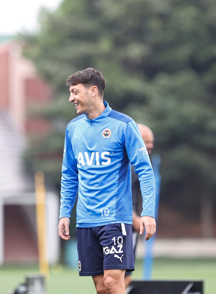 M10's tweet photo. 🔜 Europa League 💛💙 #focus #M1Ö https://t.co/BVc5GGRNyj