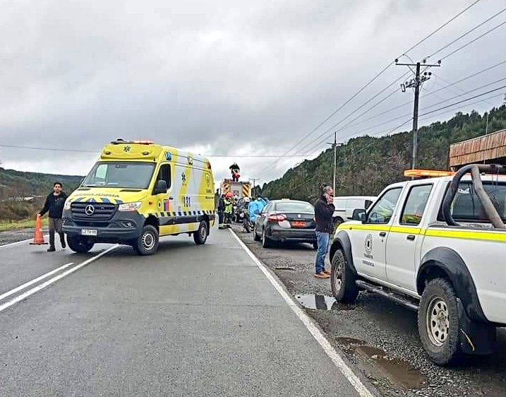 erchiloe's tweet photo. #Quellón 🚨 [Hace Instantes]
Unidades de emergencias avanzaron hasta el sector de #ChadmoCentral #Ruta5 por colisión de dos vehículos menores, sin que se informará de personas lesionadas. 
Tránsito en el lugar con precaución 🚧
📷 https://t.co/KYyrXh0Uyl https://t.co/jDuYh7dnGk