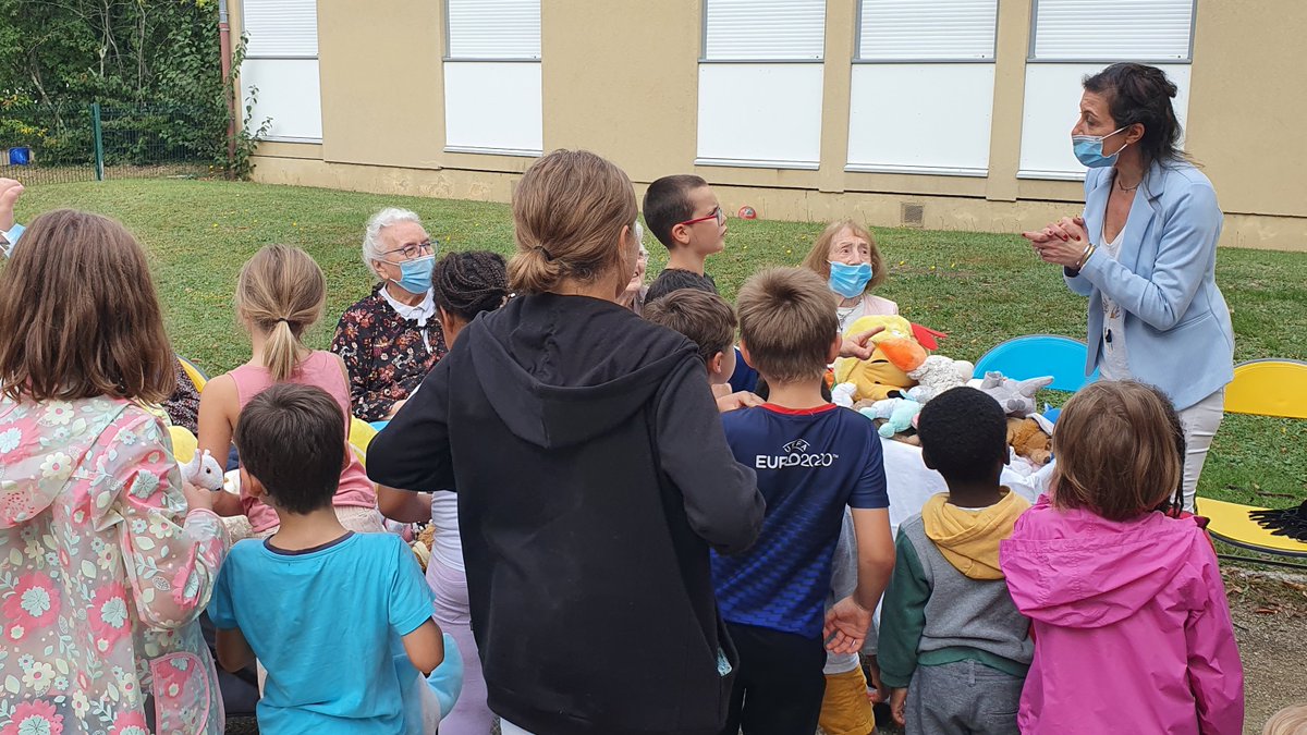 Intergénérationnel A l'occasion de la journée mondiale de la peluche, l’#EHPAD "La Pergola" a collecté et remis des peluches et doudous à la Maison Départementale de l'Enfance de Bourg-en-Bresse en présence de <a href="/LnMarechal/">Hélène Bertrand-Maréchal</a>, des membres de la direction de l'EHPAD et d'une résidente