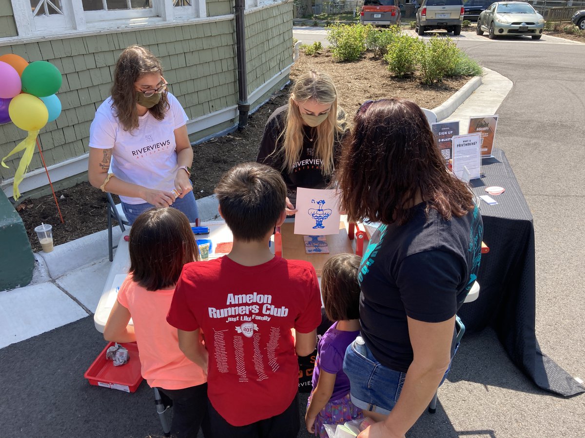 riverviewsart's tweet photo. Thank you to everyone who stopped by at Day in the Park this weekend! We had a great time pulling prints and showcasing local artists. Thanks again to Michelline Hall and Junior League of Lynchburg for letting us be a part of the event and all the artists for participating! https://t.co/zLgbAQZwUz