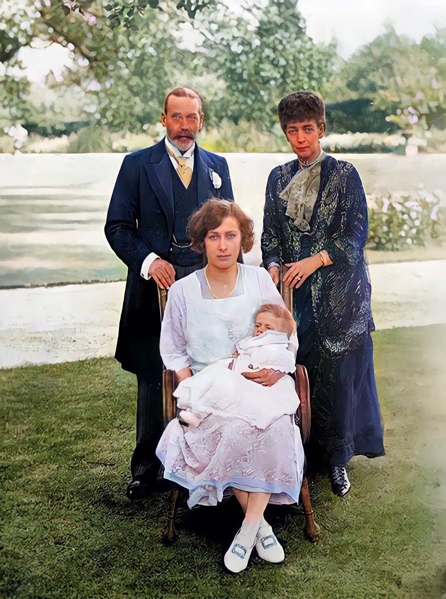 colorizandoHist's tweet photo. Four Generations: Queen Alexandra with her son, King George V, granddaughter Princess Mary Viscountess Lascelles and great-grandson, George (later 7th Earl of Harewood), 1923. 
Colorizacion para un cliente en Londres. https://t.co/Iud8oLiizN