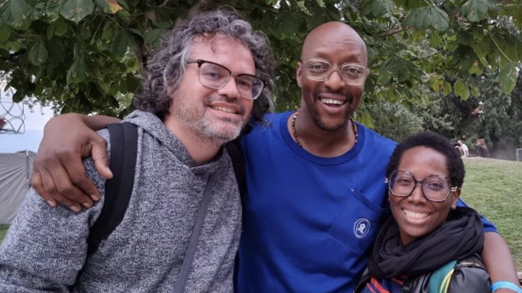 SlameurCh's tweet photo. «Quand j’étais sur scène, je vous regardais pour me donner de la force.» Il était reconnaissant, heureux et honoré de nous rencontrer comme si c’est lui qui était venu nous voir. Durant ce moment magique, il nous a fait nous sentir importants. La marque des grands hommes. #oxmo https://t.co/2FizEIUQsB