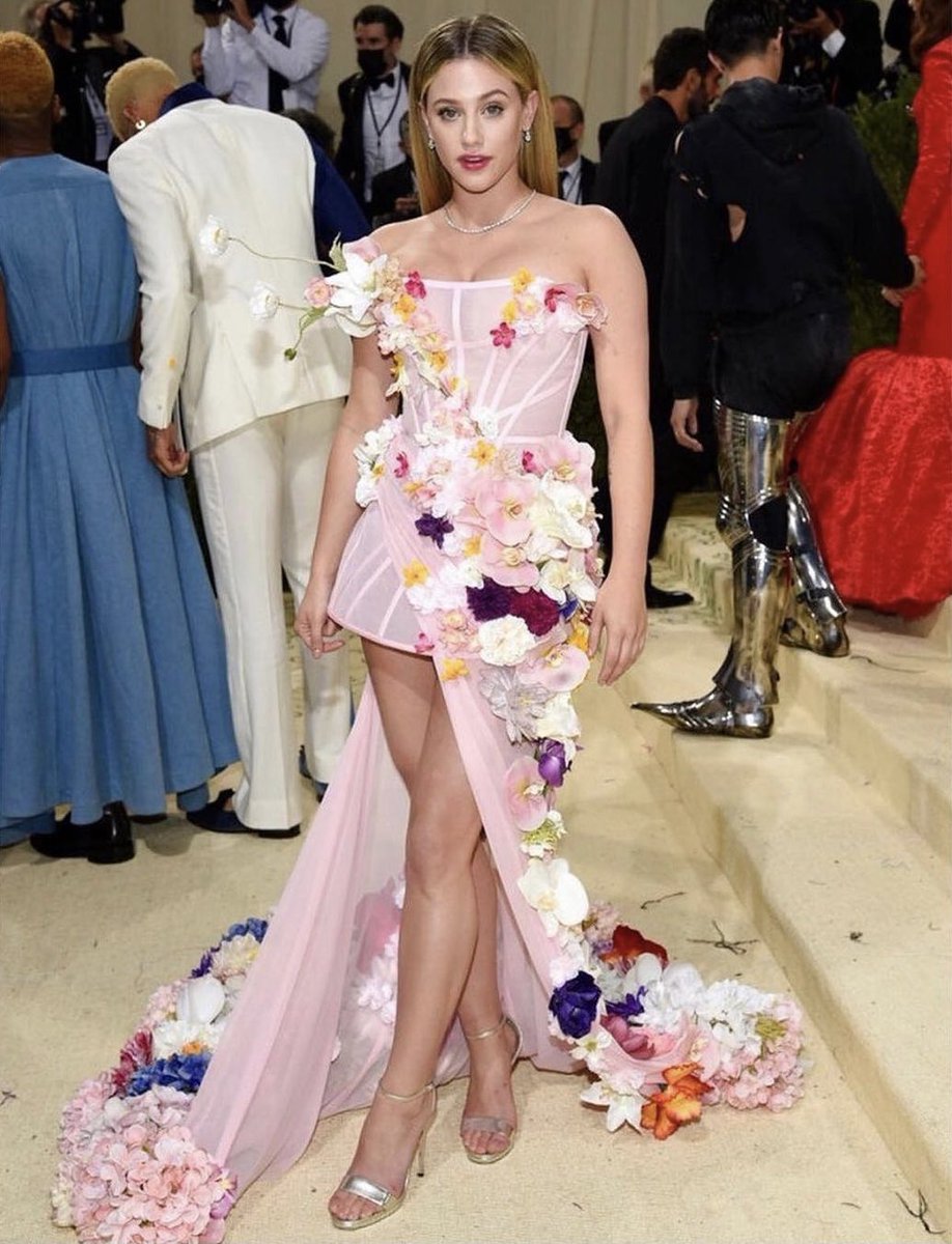 Queen <a href="/lilireinhart/">Lili Reinhart</a> 🌼🌷💐🌸🌸🌹🌸🌺🌻🌾  #MetGala #LiliReinhart