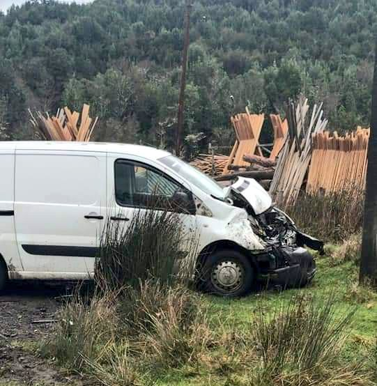 TTILosLagos's tweet photo. 🔴⚠️ ATENCIÓN #Chiloé: colisión de vehículos menores en #Ruta5 altura km 1.250 sector Chadmo Central #Quellón. Tránsito regulado, unidades de emergencia trabajando en lugar, precaución 🚗 (📷 @erchiloe) https://t.co/JijFzladlw