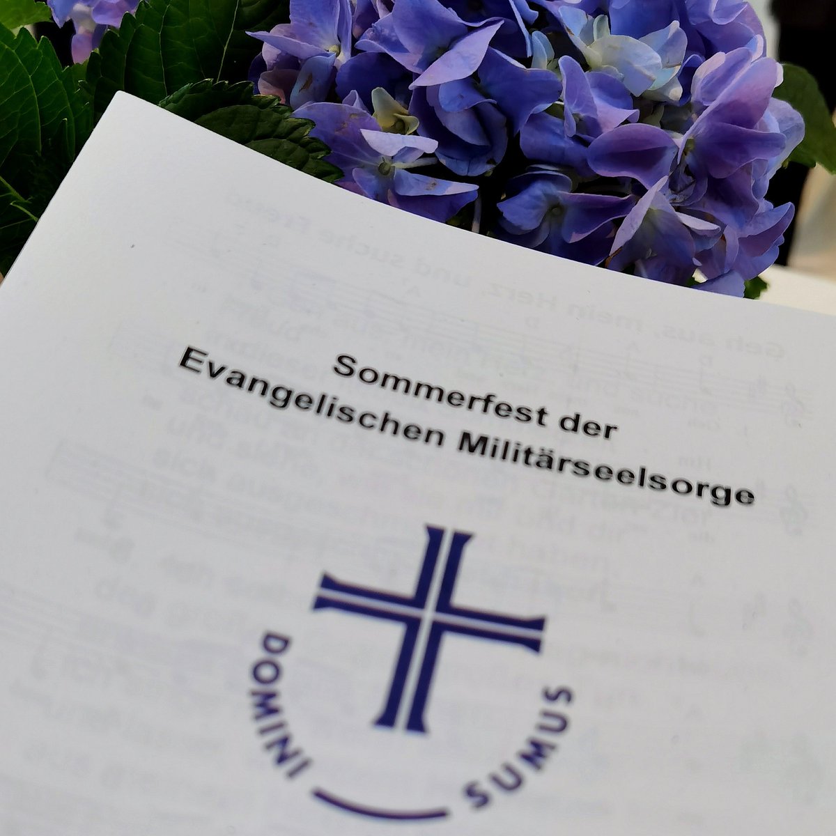 Stift_und_Bogen's tweet photo. 🇦🇫 / 🇩🇪 Zusage: Einsatz auch weiterhin "für eine großzügige und unbürokratische Aufnahme" von afghanischen Ortskräften und dafür, "dass noch mehr Personen gerettet werden." 🙏 Militärbischof Dr. Bernhard #Felmberg. 👍 Klasse! 👏👏👏
Sommerfest @EMilSeels der @EKD, Berlin. https://t.co/shEFR3WWPx