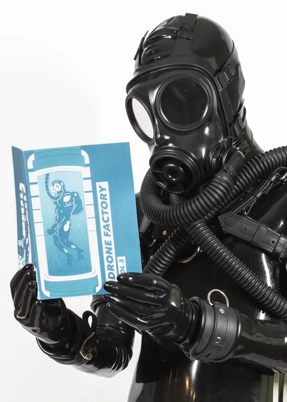SpacePupSilver's tweet photo. I have a lot of zines!
Fetishisation of 50's comic book advertising, a whole set of doodles of drones gagging you then dragging you off to be suited, the weird sexual feelings when you think about tying up the pizza boy.
https://t.co/nPNugfdmfr https://t.co/uneYmoTx4w