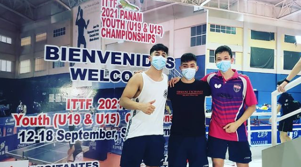 fechiteme's tweet photo. El equipo conformado por: Eusebio Vos, Jeremías Paredes y Matías Pedraza alcanza su pase a la final por equipos, tras ganarle a Puerto Rico en un encuentro super reñido 3x2.
Disputará la final hoy contra su símil de Brasil a las 17:45 hora de Chile.
#Fechiteme
#Vamos 🇨🇱🏓💥👏 https://t.co/SRPBoTbmMn