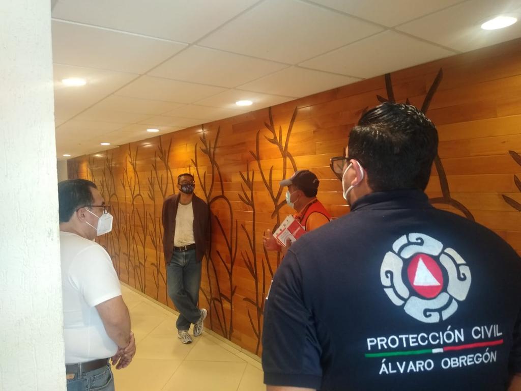 Migue_GomezR's tweet photo. #continuamos... platicamos con vecinos en temas de evacuación y puntos de menor riesgo @AlcaldiaAO @PCAlvaroObregon @GobiernoAO @SGIRPC_CDMX https://t.co/zCmQ79IlJF