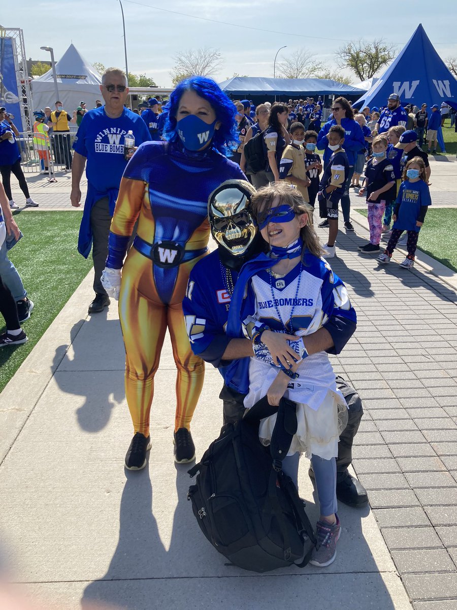 Prefect picture of why @Bomber_Vixen & @Bomber_Reaper do what they do. It's NEVER about us. It's about engaging fans young and not so young for the @Wpg_BlueBombers & @CFL. That is our passion.  @Corrie_1977 tell Remi I love her lots. #4TheFans #4TheW   
#Hugs