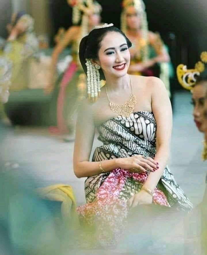 Wong Jawa ora kudu niru budayane bangsa liya, budayane dhewe wis apik yen ana sing kurang apik ayo padha didandani ben apik.

Sugeng ndalu poro kadang, sampun dangu mboten pepanggihan, awit kawontenan

 Sami sehat geh