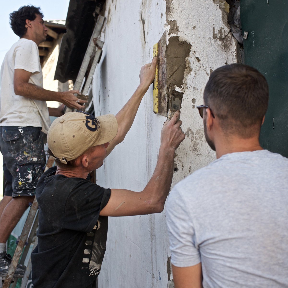sebtoussaint's tweet photo. Some walls require a whole day of fixing before I can start painting them. Big thanks to Sergei, the local expert when it comes to coating walls!
#ShareTheWordProject #bishkek #Kyrgyzstan https://t.co/bT1o6UQLug