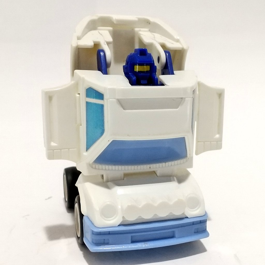 lattice_T_OSK's tweet photo. 掘り出し物 その３
#トランスフォーマー
 監視員ルックライト

スロットルボットの一員、監視員て何！？🤔

変形は見たまんま、手も足もはっきりしないデザインですが、ＴＦはやっぱ顔が良いですね🤤

当時の子供が遊んでたもので、少し痛みはありますが、状態は良い方かな？

#Transformers https://t.co/ZnBg8ZZS0f
