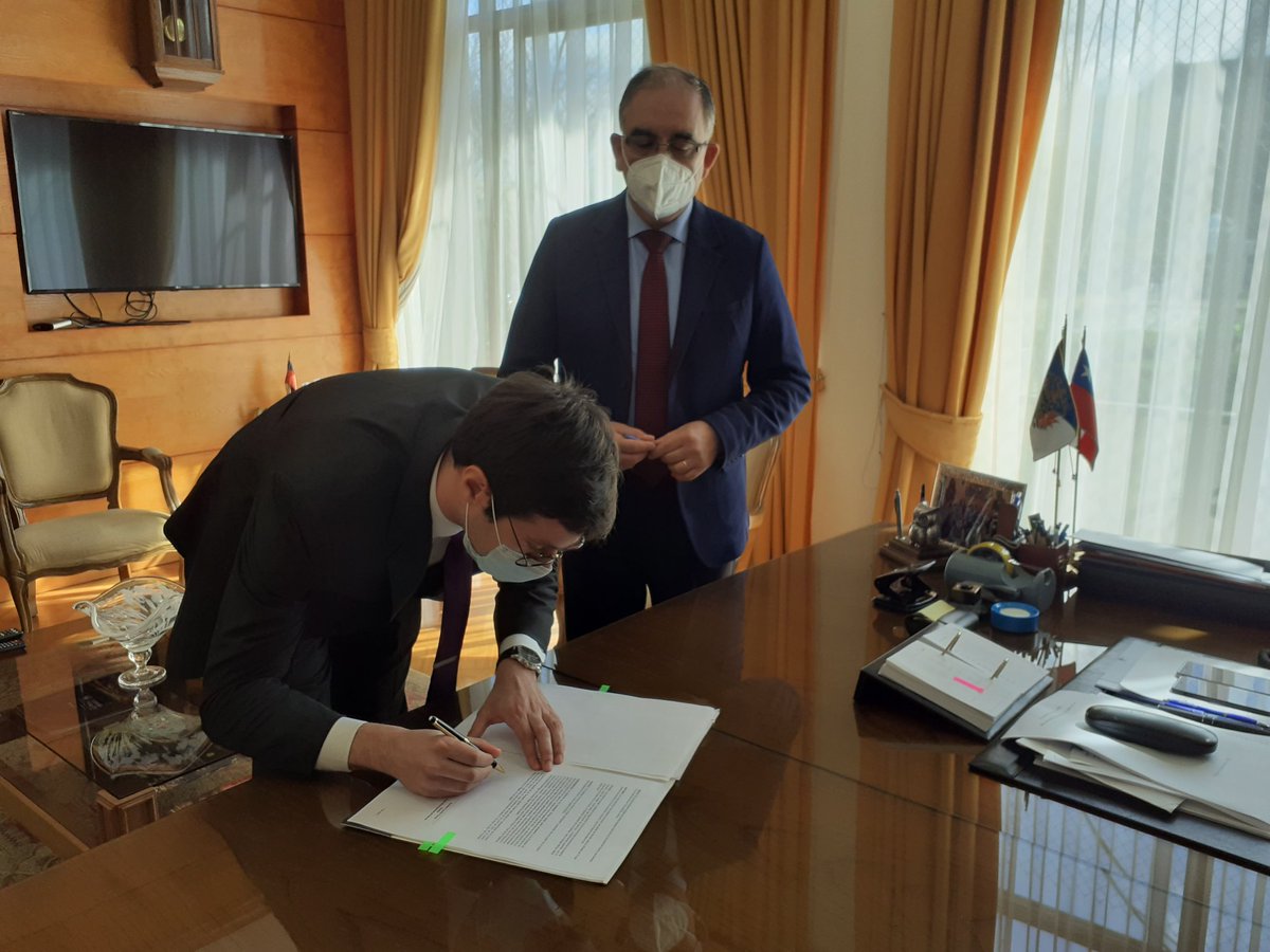 SuralisTeAyuda's tweet photo. Essal y @muni_osorno firmaron acuerdo de trabajo conjunto en beneficio de comunidad y #MedioAmbiente 
Principales acuerdos: Recepción de aguas servidas de domicilios sin alcantarillado, revisión de deuda histórica de clientes y colaboración en estudios para ríos Rahue y Damas. https://t.co/BPhjqO8IKR