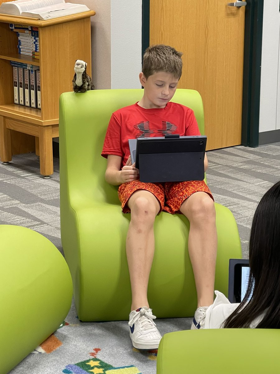 StephanieCradd2's tweet photo. The library is always more fun with a ferret reading over your shoulder! Mrs. Green’s Reading Buddies are the best! #BetterTogether #CISDLibraries #DragonsCare @RESLibrary_DCS @RockenLibrary @ResJennifer https://t.co/raawTVRvyT