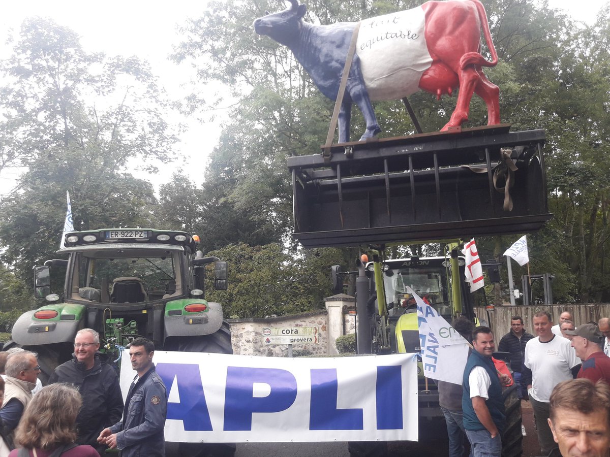 apli_fr's tweet photo. Blocus des bureaux des enseignes #CORA #Match du groupe #Provera par une cinquantaine de membres #APLI #EMB ! Bravo à vous tous, belle #manif, respectueuse des biens et des personnes ! #GMS sous surveillance qui doit avoir du #LaitEquitable rémunérant à minima à #45cts au prod ! https://t.co/La8ZgZkBOY