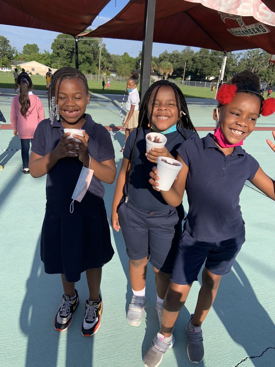 PotterEagles's tweet photo. Blue house is DETERMINED to win. Ended the year as house of the year and started the year as our first house of the month! The blue flag will continue to proudly fly. Congratulations House of Determination, we are proud of you! #4Houses1Community #PotterPride @TransformHCPS https://t.co/J7O7lvitmR
