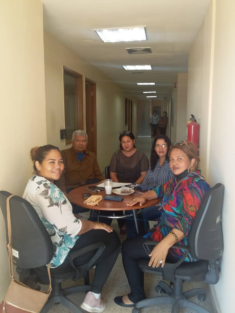ZuliaPtms's tweet photo. La Coordinadora Regional del PTMS, Esp. Fanny Araujo, equipo operativo de Zona Educativa y Secretaria Bolivariana de Educación, reunidos para Socializar el Plan de Acción de PTMS. https://t.co/cVF6MsNCxC