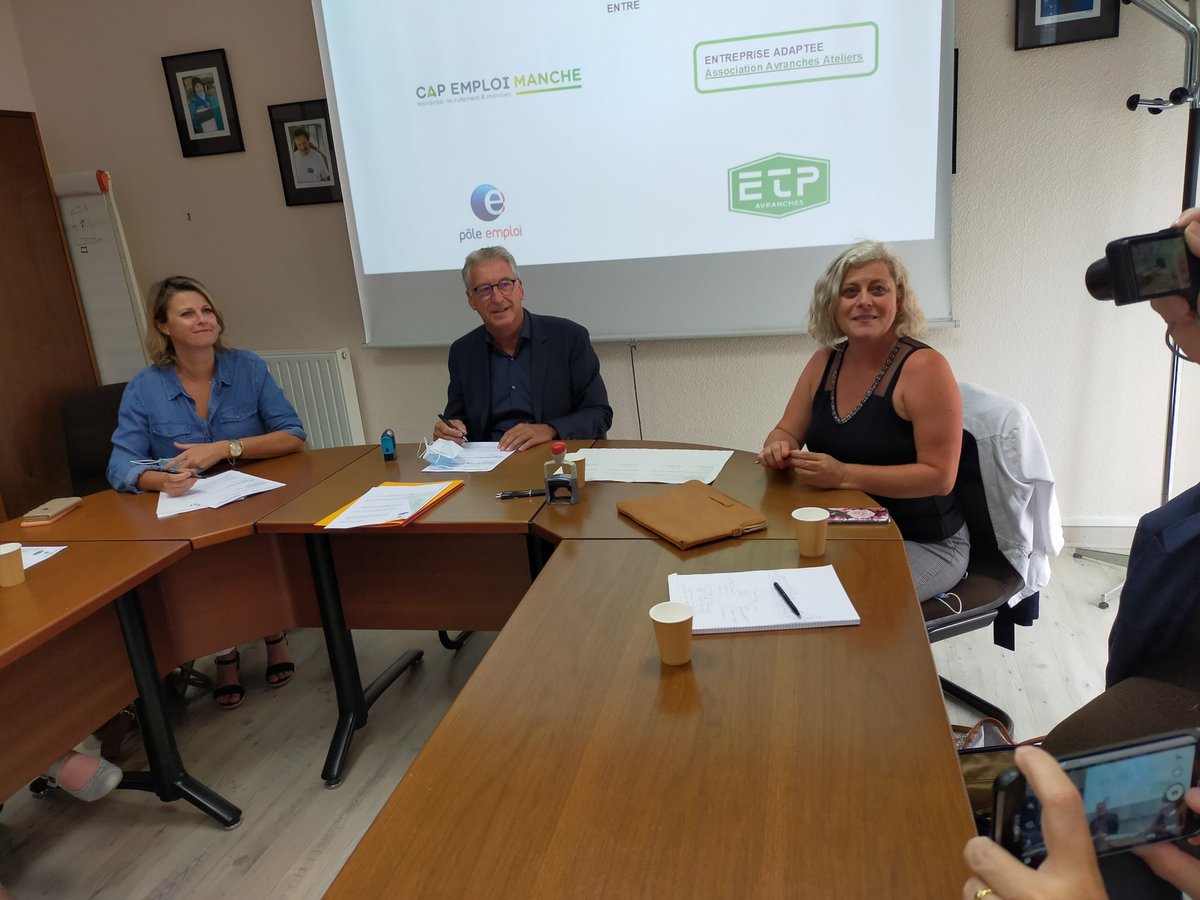 prousonia's tweet photo. Faciliter la  #PMSMP (période d'immersion) avec l'@ETP @avranches ce jour en compagnie de @CapEmploi50 pour accélérer le retour à l'#emploi. Merci à Monsieur @camebourg pour la visite de son établissement avec mon équipe @Poleemploi_Ndie @avranches https://t.co/CCLtfuNbeT