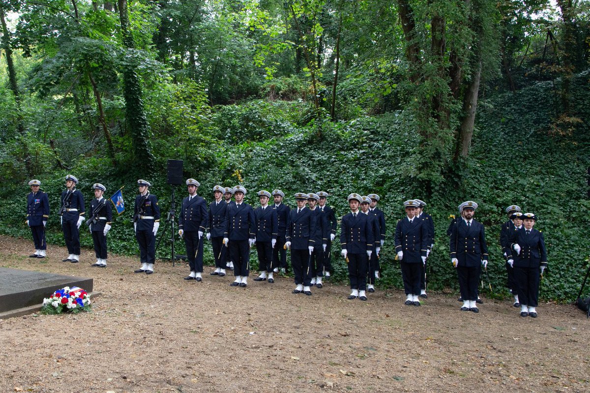 CEMM_FR's tweet photo. « Je crois avoir, dans tout ce que j’ai fait, servi la France et la France seule » écrivait le LV d’Estienne d’Orves avant son exécution en septembre 1941. Aujourd’hui, au Mont Valérien, des marins de la PMS Marine qui porte son nom étaient présents pour lui rendre hommage. https://t.co/vtTUcrGRNy