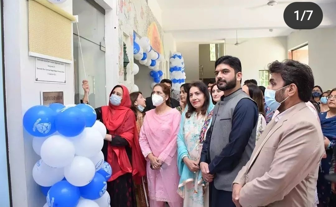 sadiasarwarr's tweet photo. #openlcwu
#physicalclassesinlcwu
#lcwu
MashaAllah ab yaha pr corona nhai h 
No social distance...
Likn jb students uni aae gein to corona phailna shuru ho jae ga https://t.co/cykYKrUk44