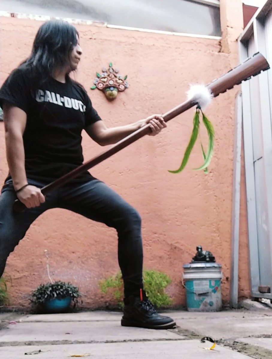 YaocelotlJ's tweet image. También hay que practicar con las armas Méxicas para poder entender y descifrar su posible estilo de combate con armas. En este caso un macuahuitl de asta largo o de dos manos basado en el códice Vaticano