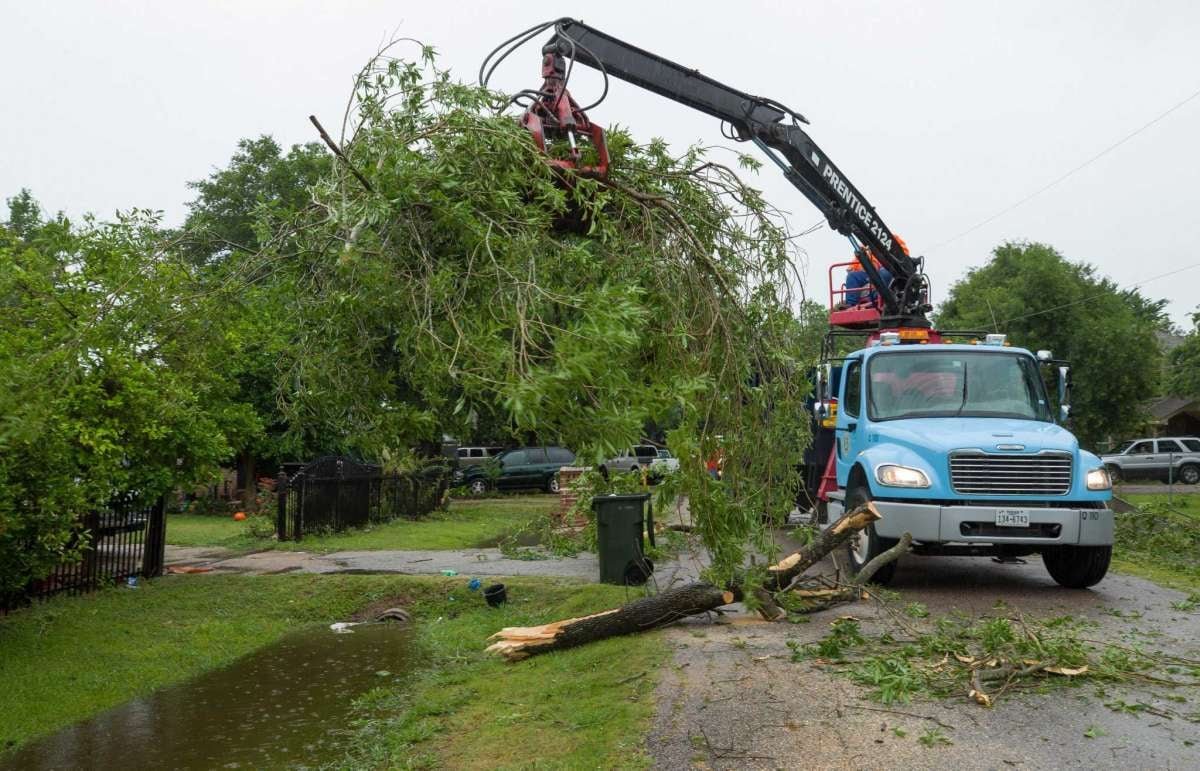 KenRDemerchant's tweet photo. If you see downed trees, call one of these numbers depending on your area to report:
Sugar Land: 311 or 281-275-2900
Missouri City: 281-403-8500
Unincorporated areas in Precinct 4: 281-243-4804 
For Fort Bend County Emergency Notifications sign up by texting FBCALERT to 888777. https://t.co/wBNEx5gE4L