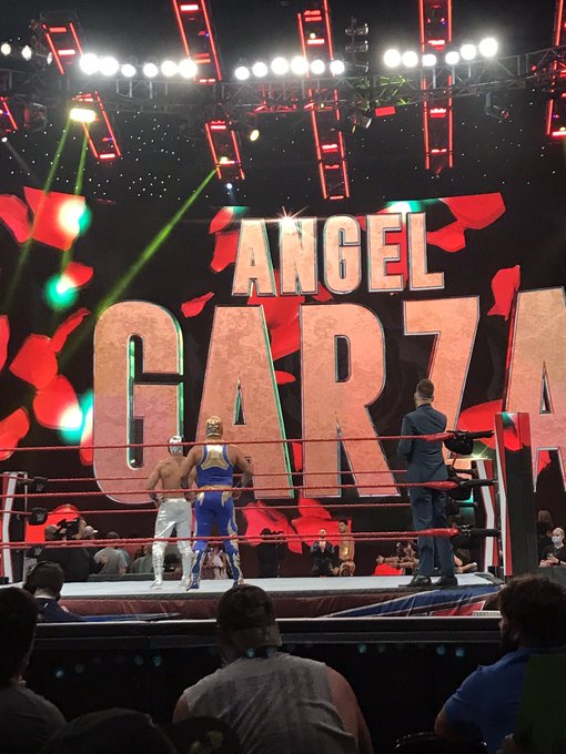 wweamerica_'s tweet photo. Angel Garza hizo equipo con Humberto Carrillo para enfrentarse a Lince Dorado y Gran Metalik anoche previo a RAW. Interesante propuesta.

#AngelGarza #GarzaJr #HumbertoCarrillo #DaleGas #LuchaHouseParty #LinceDorado #GranMetalik #WWERaw #wwe #wrestling https://t.co/aAxZXOQtyg