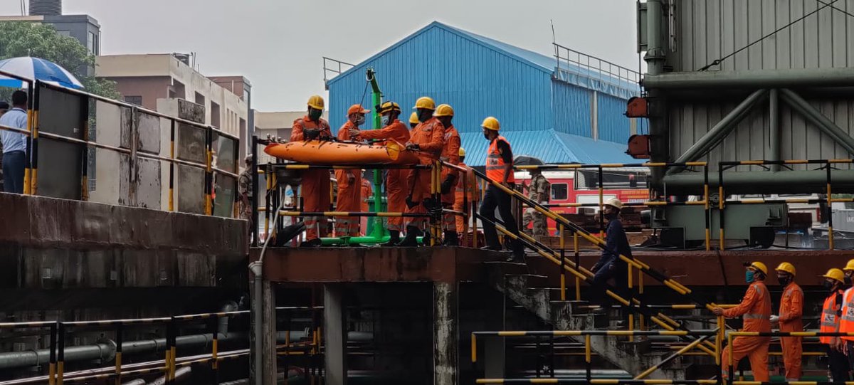02ndrf's tweet image. #CapacityBuildingProgram
▪️Team 2 BN NDRF Conducted Mock Drill Exercise at Garden Reach Shipbuilders &amp;amp; Engineers Ltd Kolkata with CISF Unit 
♦️Scenario 👉 Earthquake♦️
▪️Total 100 personal Participated including CISF,GRSE Fire &amp;amp; Medical staff 
@satyaprad1
@NDRFHQ 
@OfficialGRSE