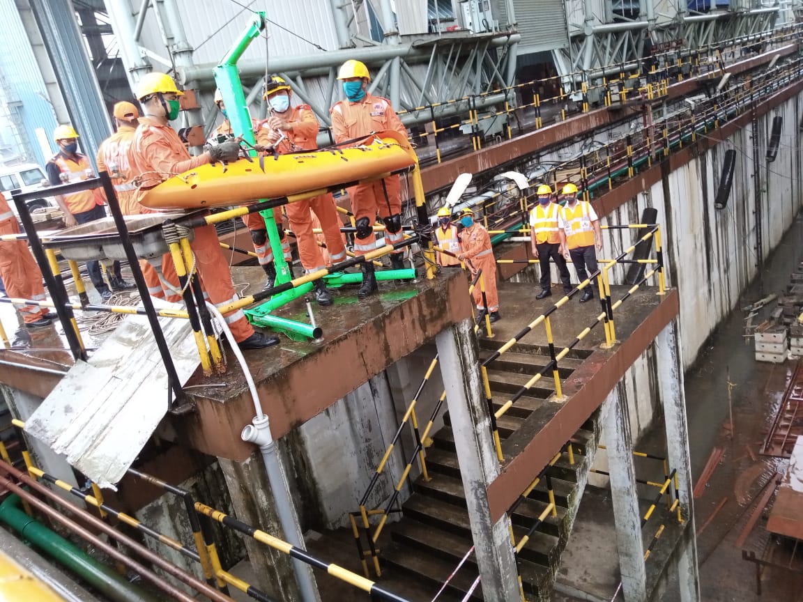 02ndrf's tweet image. #CapacityBuildingProgram
▪️Team 2 BN NDRF Conducted Mock Drill Exercise at Garden Reach Shipbuilders &amp;amp; Engineers Ltd Kolkata with CISF Unit 
♦️Scenario 👉 Earthquake♦️
▪️Total 100 personal Participated including CISF,GRSE Fire &amp;amp; Medical staff 
@satyaprad1
@NDRFHQ 
@OfficialGRSE