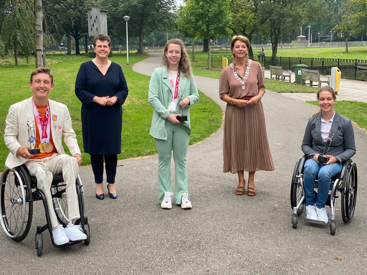 Vandaag onze 3 Paralympische toppers gehuldigd in Helmond. Niels Vink is door de @CdKBrabant  namens de Koning geridderd in de Orde van Oranje Nassau. Frederique van Hoof, Amy Siemons en Niels Vink: nogmaals gefeliciteerd! <a href="/Paralympisch/">Paralympic TeamNL</a> <a href="/gemeenteHelmond/">Gemeente Helmond</a>