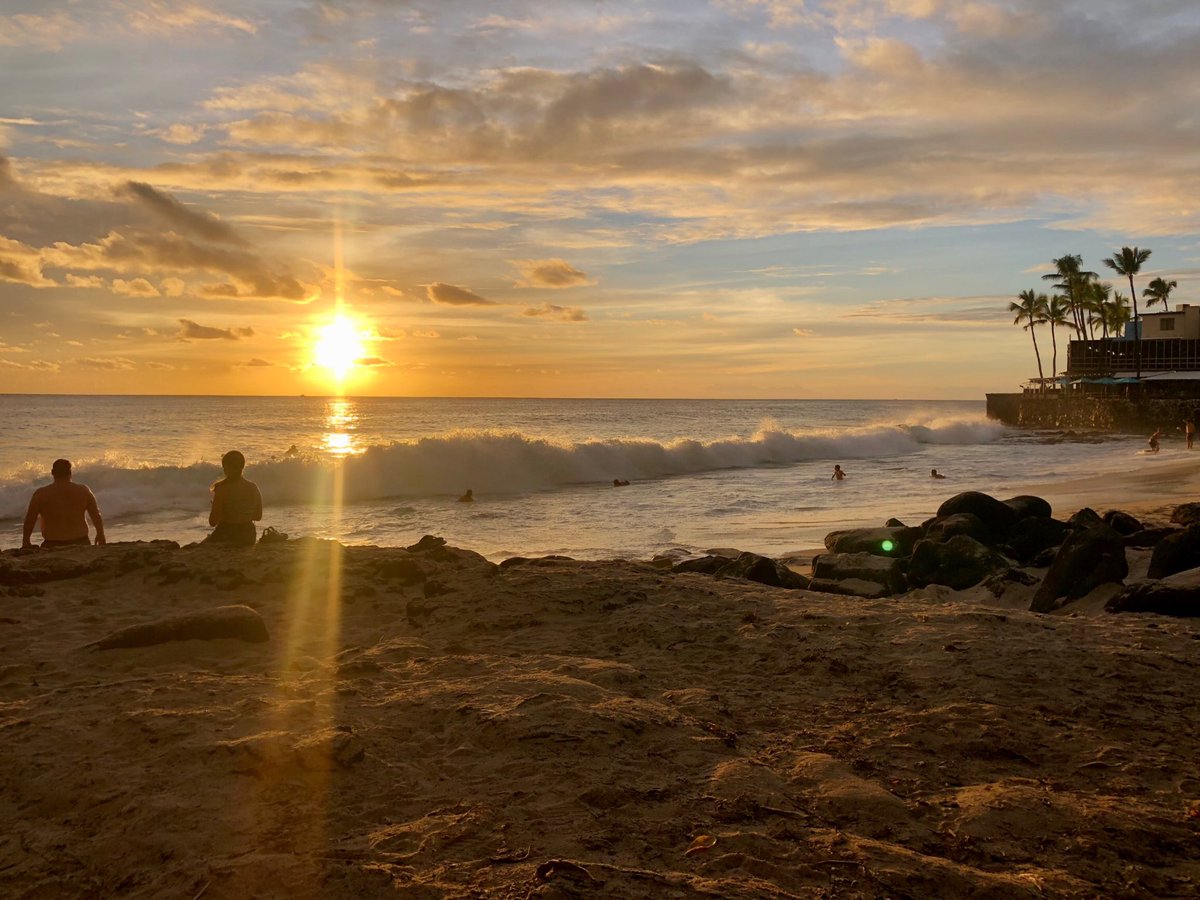 OMGabyy's tweet photo. Last day in Hawaii listening to the JV Show beach side. 🌺 @JV @Graham949 @NatashaYi @SelenaONAIR @Wild949 https://t.co/K9ZYFgmYu5