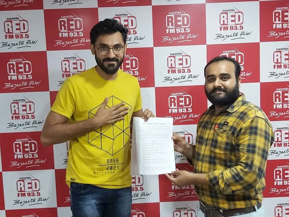 JoshiParthoffi1's tweet photo. #RJ_Akash_સાથે_સાહિત્યિક_સંગોષ્ઠી
#RedFM93.5 #Rajkot. #Rajkavi
#RJ_Akash #RJ https://t.co/KYotTsnR6R