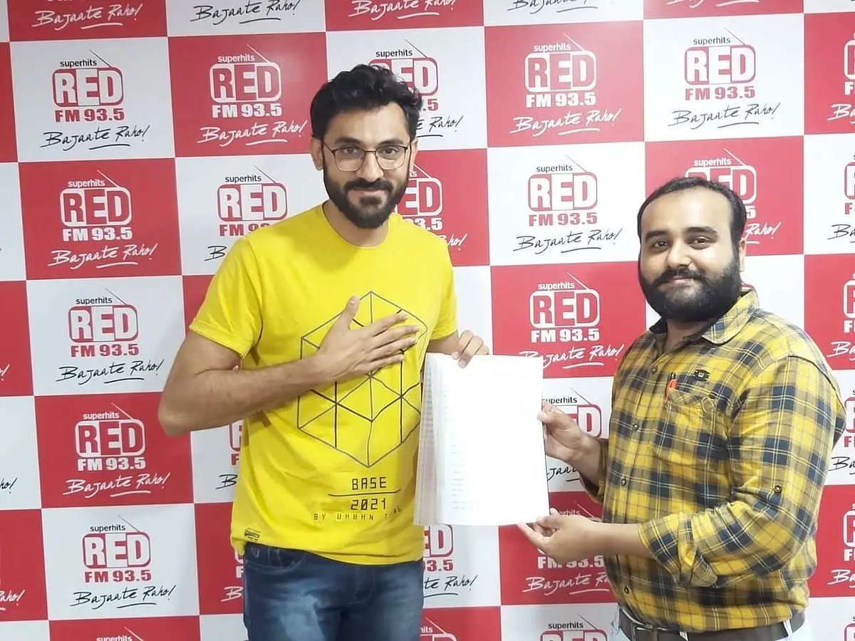 JoshiParthoffi1's tweet photo. #RJ_Akash_સાથે_સાહિત્યિક_સંગોષ્ઠી
#RedFM93.5 #Rajkot. #Rajkavi
#RJ_Akash #RJ https://t.co/KYotTsnR6R