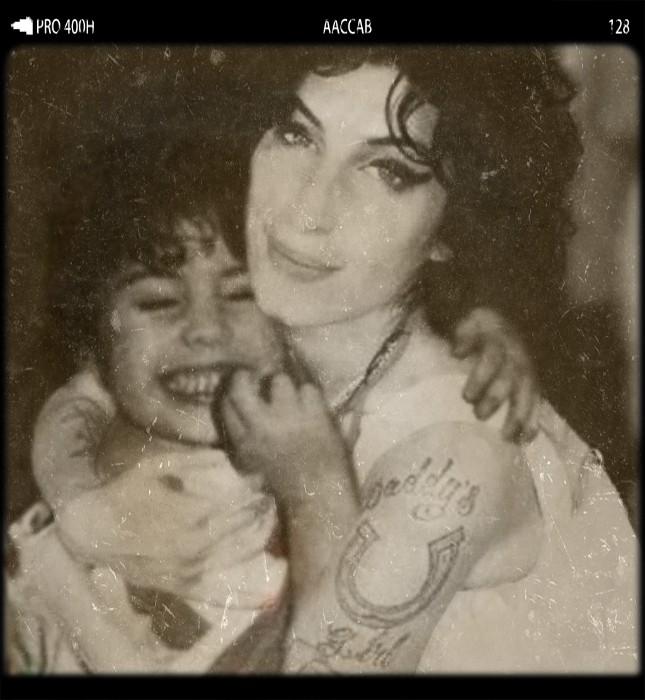 hopelovebitch's tweet photo. i'm so happy with this day cuz today is your day baby♡
i thank god everyday for having known you, for having heard you for the first time and having fallen in love in your sweet voice 
happy b-day baby ❤❤
#amyday 
#AmyWinehouse 
#amywinehousebirthday https://t.co/fHraKhalDG