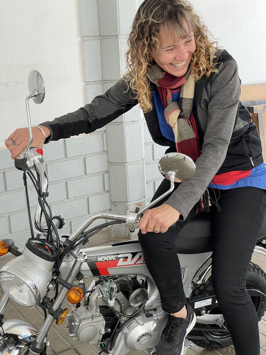 Le regale a mi mamá la misma moto que tenía antes. Esa que cuando me la prestó: me caí 200 veces, se la destruí y se me prendió fuego. Mis años de sentir culpa llegaron a su fin. Feliz cumple <a href="/magelfabro/">magel</a> 🤣