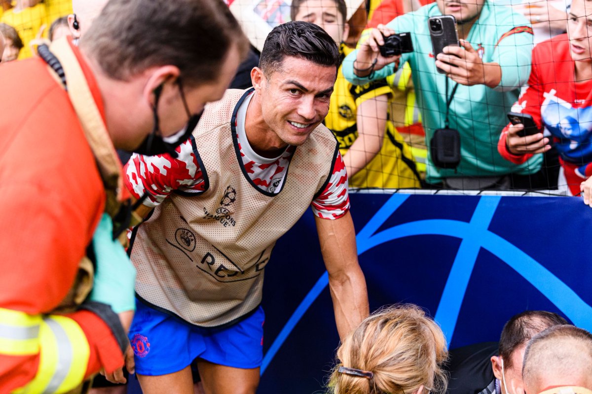 lnstantFoot's tweet photo. Cristiano Ronaldo a involontairement assommé un steward à l'entraînement avant le match en lui tirant dessus en pleine tête. Le portugais est allé se rendre auprès de lui afin de savoir s'il allait bien.

Plus de peur que de mal au final ! #YBMUN #UCL https://t.co/ykmwXRrWLG