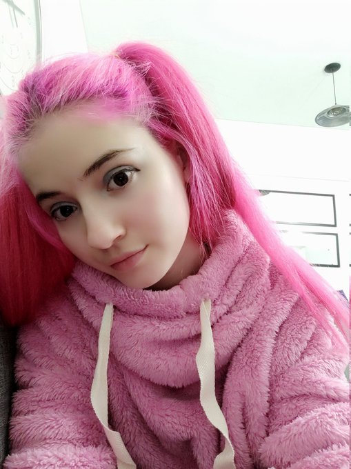 2 pic. Hacen 50 grados pero quiero usar mi abriguito rosa nuevo 💝 https://t.co/1oqbuqLGcQ