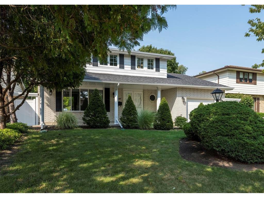 agent_lady's tweet photo. Just Listed in #Sarnia #ON. 697 WINCHESTER Crescent! Please retweet!  https://t.co/0qbvJYZYN2 https://t.co/cKsrRruOZg