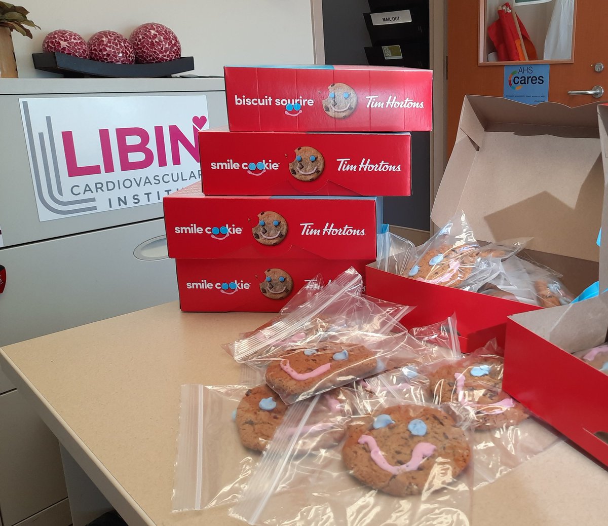 glendaduruptAHS's tweet photo. Providing some smiles to Healthcare workers in Cardiac Sciences areas at the Peter Lougheed in YYC.
"Can I interrupt your day with a SMILE?"
#SmileCookie
#ReasonToSmile
#PLCPositivity
#WeAreAHS https://t.co/3SJ0aXx8mC