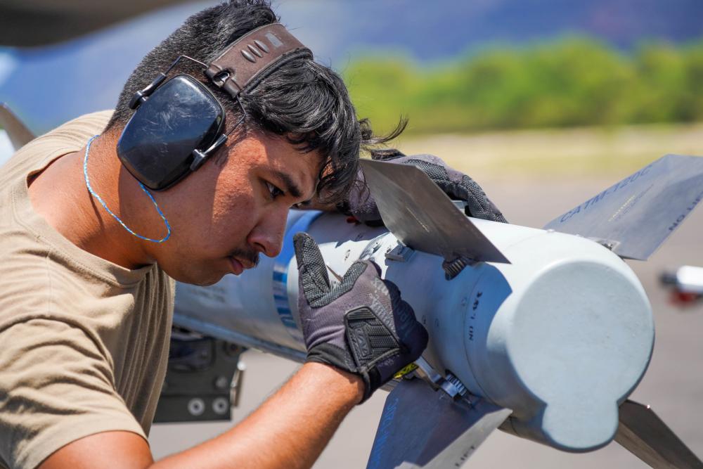 JointBasePHH's tweet photo. Airmen from the @15thWing  and #HIANG worked alongside Airmen from the #353SOG to conduct static forward area refueling point training during an Agile Combat Employment training exercise at PMRF, HI.  9.8.21

Photo by A1C Makensie Cooper
#Readiness @usairforce https://t.co/UdxmzTNI3n