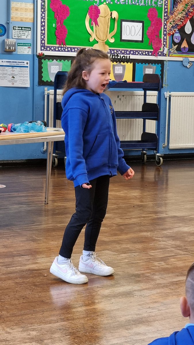 marys_rc's tweet photo. Blwyddyn Tri a Pedwar had a brilliant morning with Tudur exploring Roald Dahl and his amazing books.
#roalddahlday2021 #Imaginethat #usingourcreativity @histincharacter https://t.co/avmknq8iFw