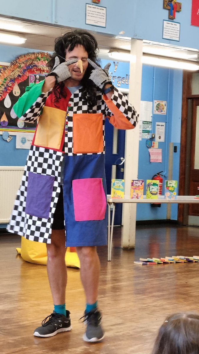 marys_rc's tweet photo. Blwyddyn Tri a Pedwar had a brilliant morning with Tudur exploring Roald Dahl and his amazing books.
#roalddahlday2021 #Imaginethat #usingourcreativity @histincharacter https://t.co/avmknq8iFw
