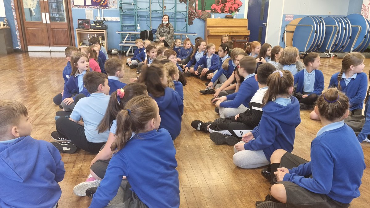 marys_rc's tweet photo. Blwyddyn Tri a Pedwar had a brilliant morning with Tudur exploring Roald Dahl and his amazing books.
#roalddahlday2021 #Imaginethat #usingourcreativity @histincharacter https://t.co/avmknq8iFw