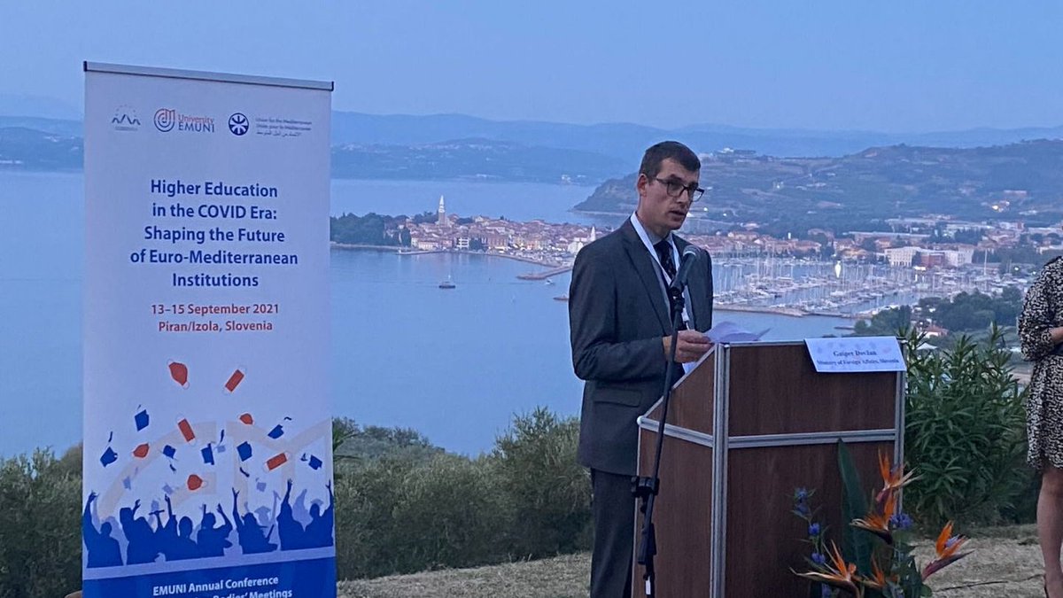 MZEZ_RS's tweet photo. Državni sekretar Gašper Dovžan je na konferenci @EMUNI, ki je bila ustanovljena med prvim predsedovanjem Slovenije 🇸🇮 Svetu #EU, poudaril pomen aktivnosti Univerze #Emuni na področju izobraževanja mladih v Sredozemlju. https://t.co/FcHF8P2s8K
